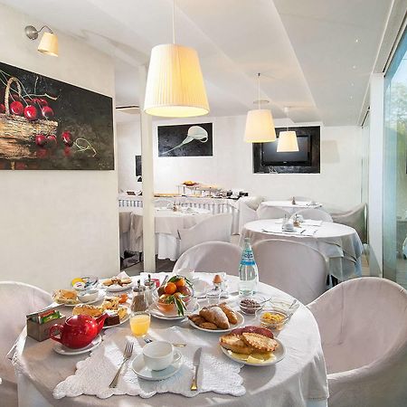 Hotel Mediterraneo Pesaro Buitenkant foto