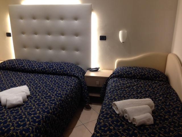 Hotel Mediterraneo Pesaro Kamer foto