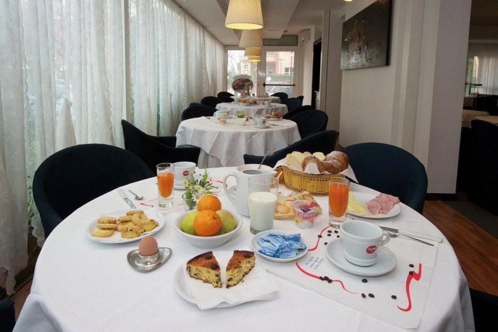 Hotel Mediterraneo Pesaro Buitenkant foto