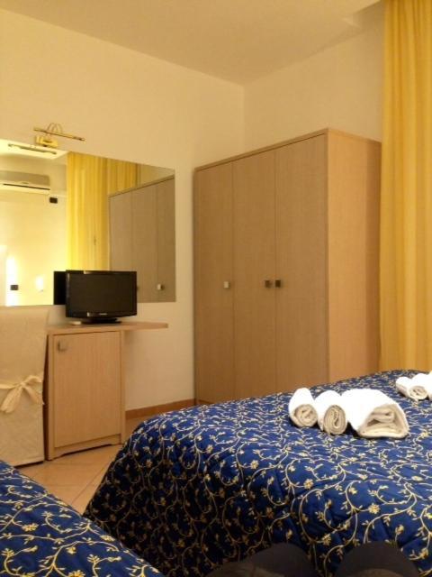 Hotel Mediterraneo Pesaro Kamer foto