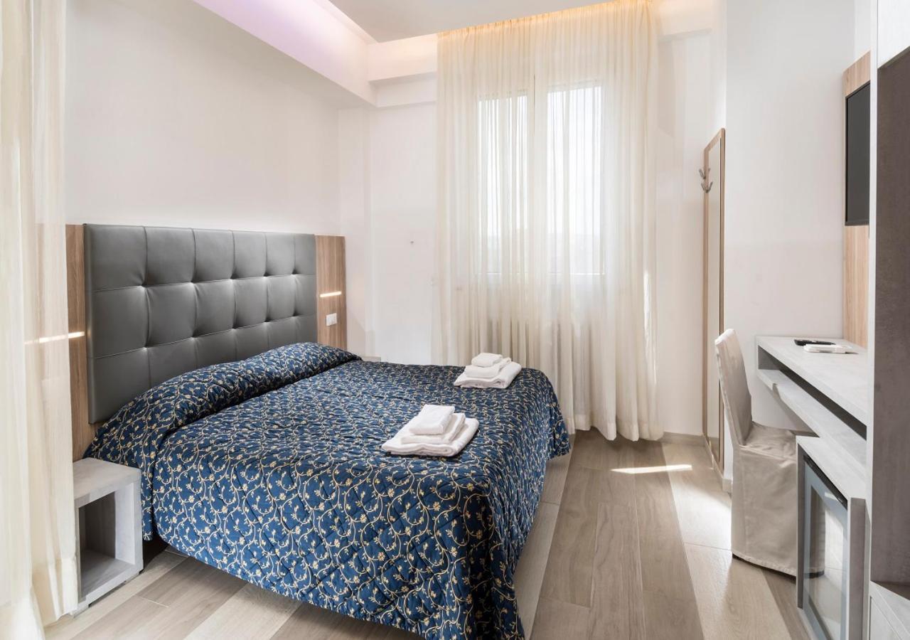 Hotel Mediterraneo Pesaro Buitenkant foto