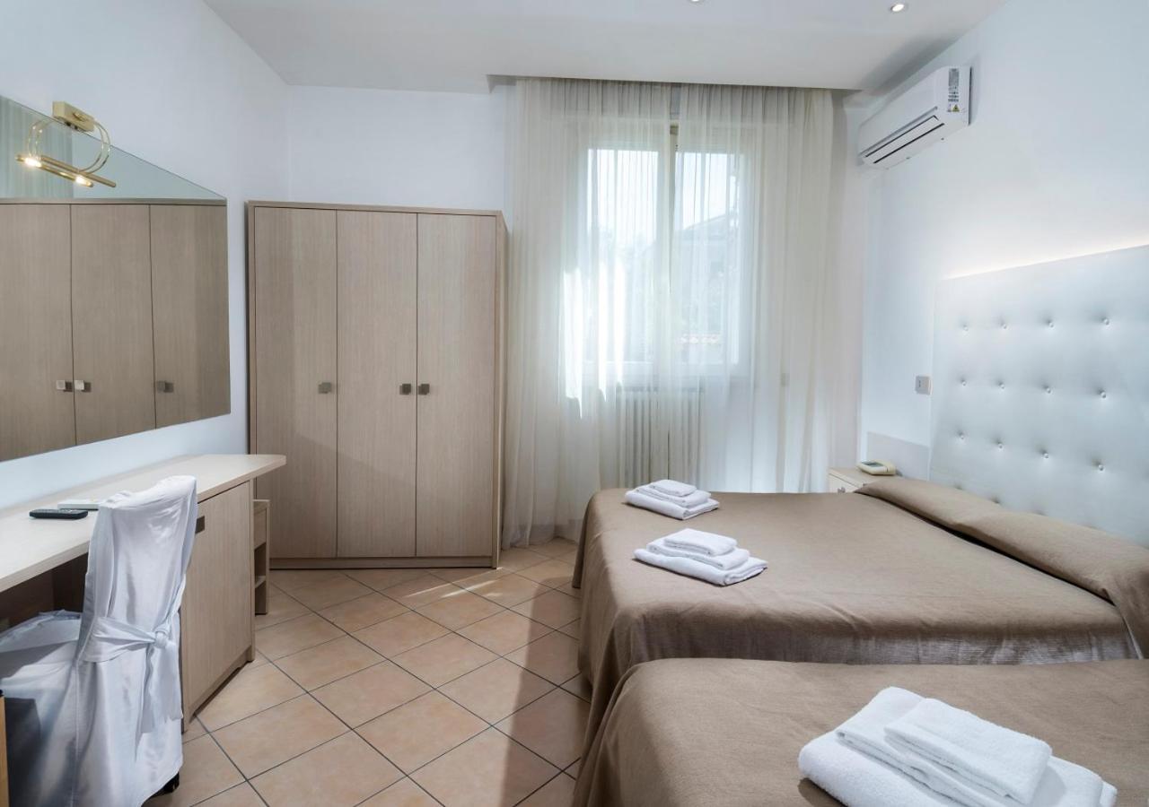 Hotel Mediterraneo Pesaro Buitenkant foto