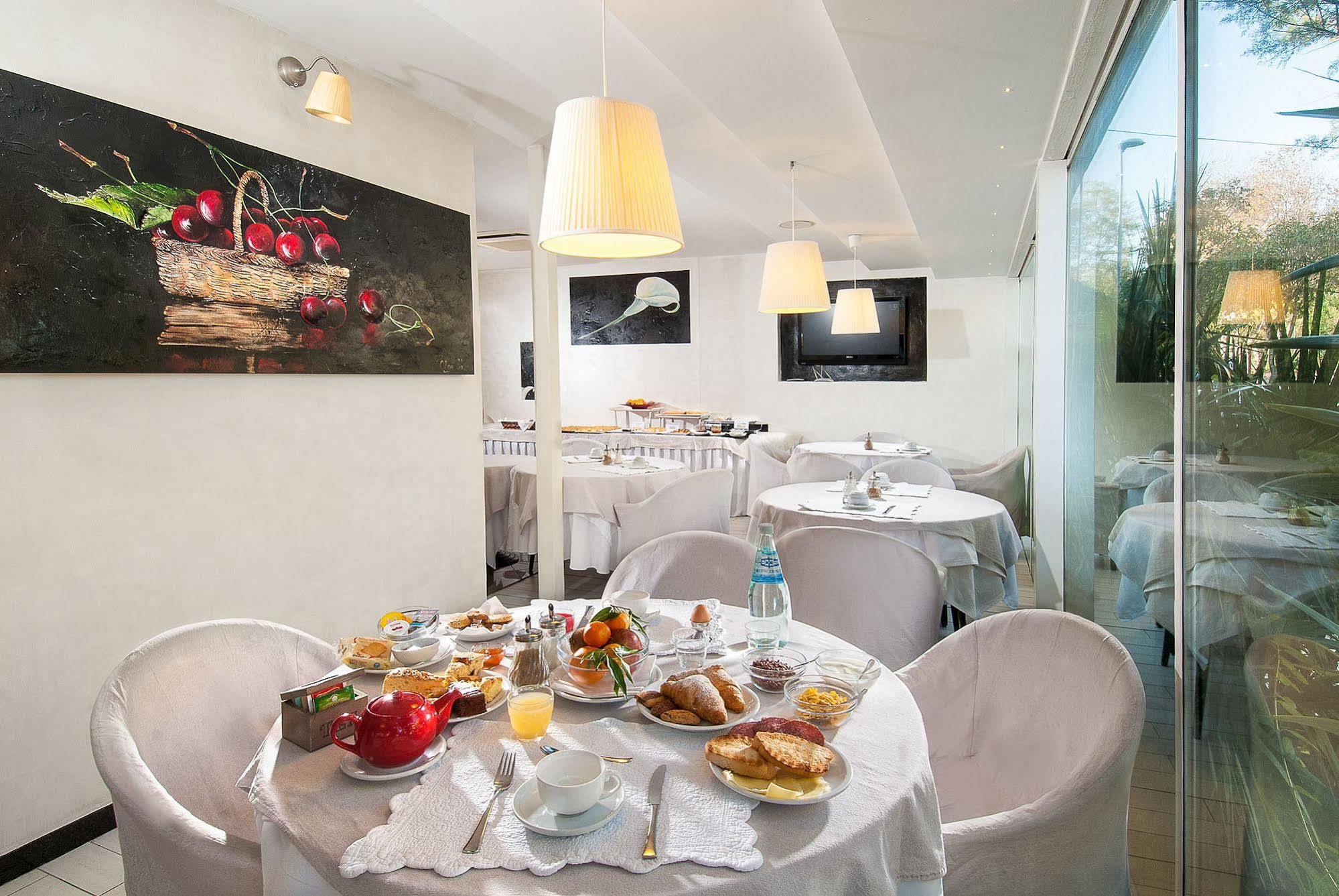 Hotel Mediterraneo Pesaro Buitenkant foto