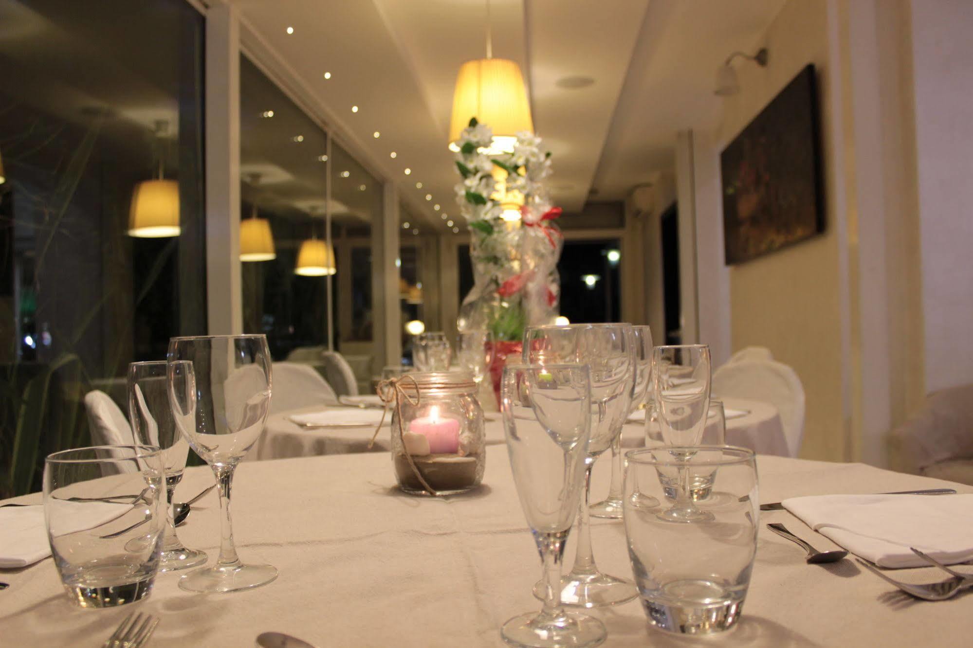 Hotel Mediterraneo Pesaro Buitenkant foto