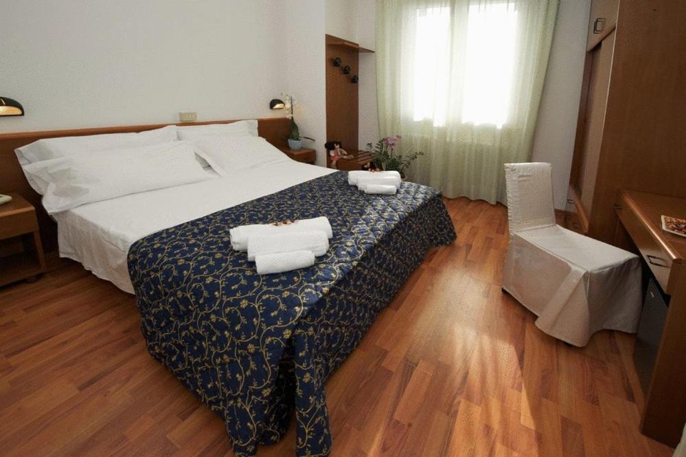Hotel Mediterraneo Pesaro Kamer foto