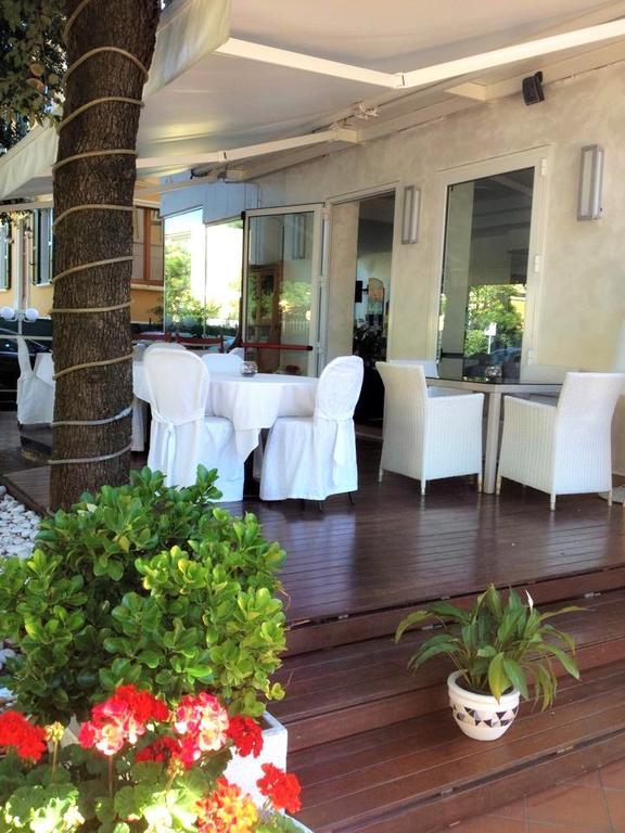 Hotel Mediterraneo Pesaro Buitenkant foto